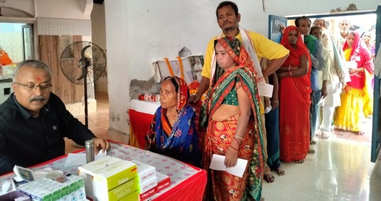 निःशुल्क नेत्र चिकित्सा शिविर तीन सौ मरीजों का उपचार