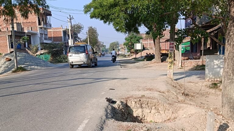 सड़क के किनारे खोदा गया गड्ढा बड़ी हादसा को दे रहा दावत