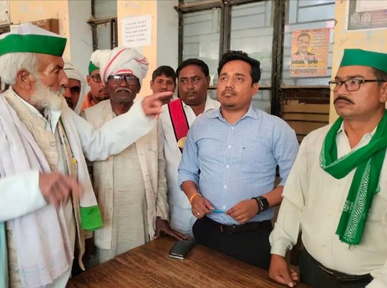 समस्याओं का निस्तारण नहीं होने पर किसानों ने जताया विरोध
