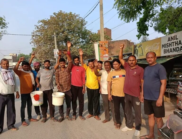 पेयजल की समस्या को लेकर दुकानदारों ने किया विरोध प्रदर्शन