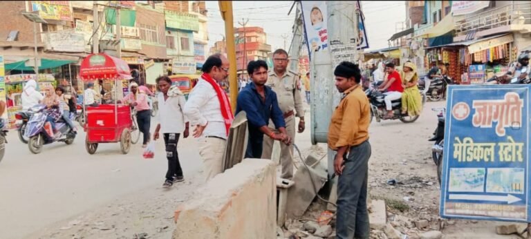 सघन तिराहे की महीनों से खराब हाईमास्ट लाइट को उद्योग व्यापार मंडल अध्यक्ष ने कराया मरम्मत