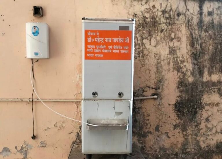 अधिवक्ताओं ने वाटर कूलर मरम्मत की उठायी मांग
