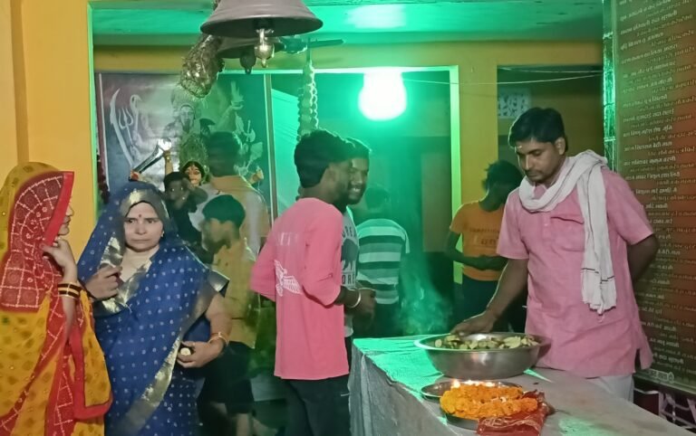 नवरत्रि के तीसरे दिन मां चन्द्रघंटा देवी की सजायी गयी झांकी