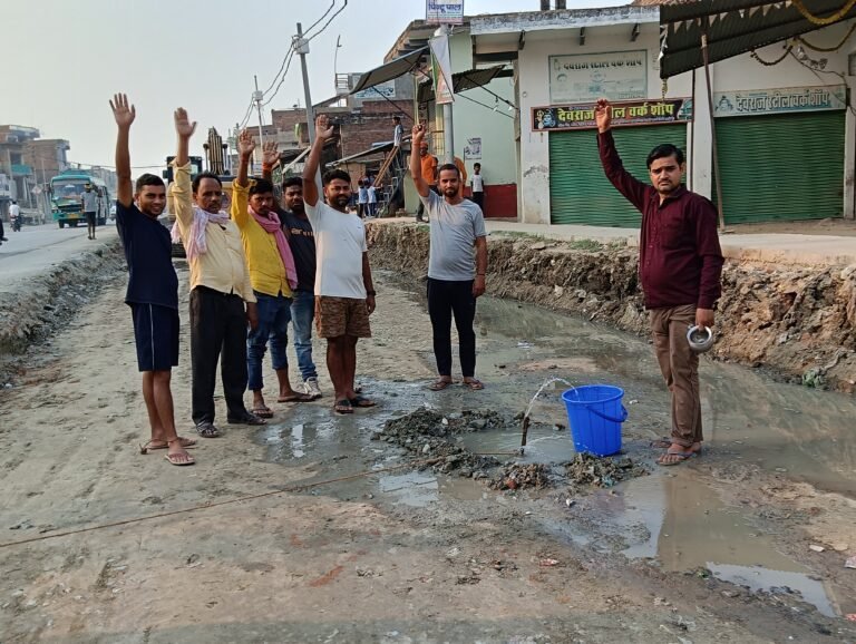 पेयजल कनेक्शन टूटने पर व्यापारियों ने किया विरोध प्रदर्शन