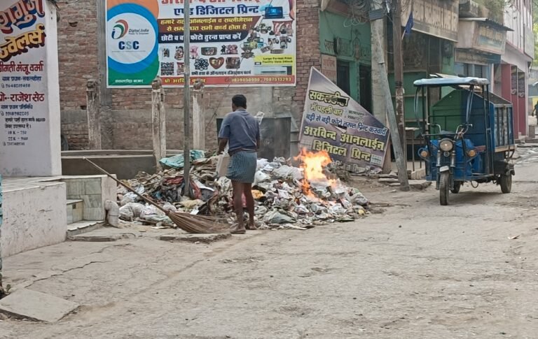 कसबा में सुबह कूड़ा करकट जलाये जाने से नगरवासियों में आक्रोश