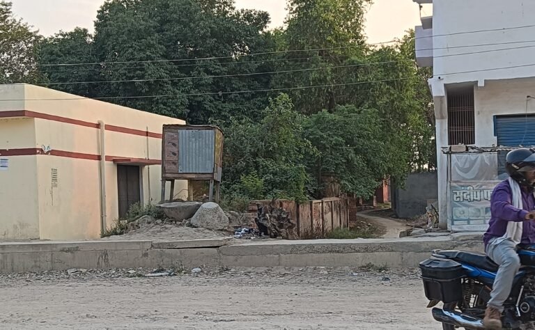 फोर लेन सड़क निर्माण के कारण रास्ता बंद होने से परेशानी