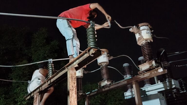 तहसील फीडर में आग लगने से घंटों सकलडीहा में आपूर्ति ठप