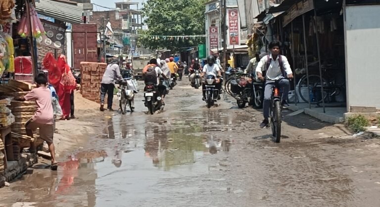 सकलडीहा इंटर कॉलेज गेट पर तीन दिन से बजबजा रहा गंदा नाला का पानी बनी मुसीबत