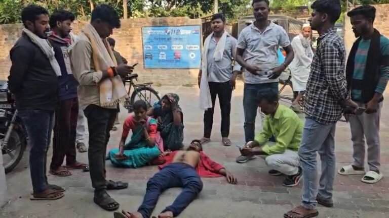 मुकदमा दर्ज नहीं होने पर पीड़ित परिवार कोतवाली गेट  बैठे धरना पर