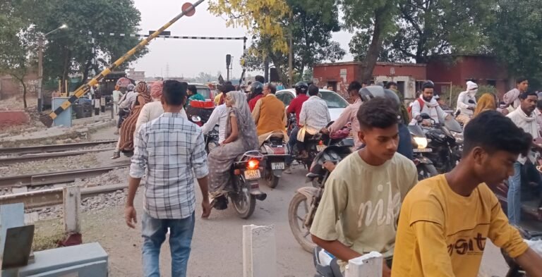 भोजापुर रेलवे क्रासिंग पर लगा भीषण जाम रेलकर्मी परेशान