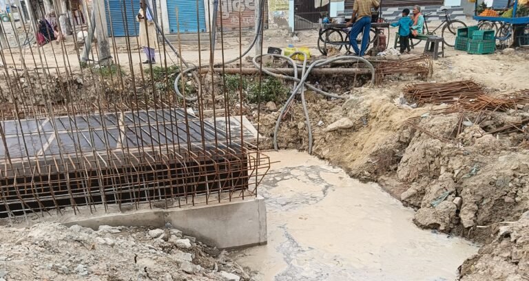 पुलिया में मिट्टी गिराते समय जल निगम की टूटी पाइप आपूर्ति ठप