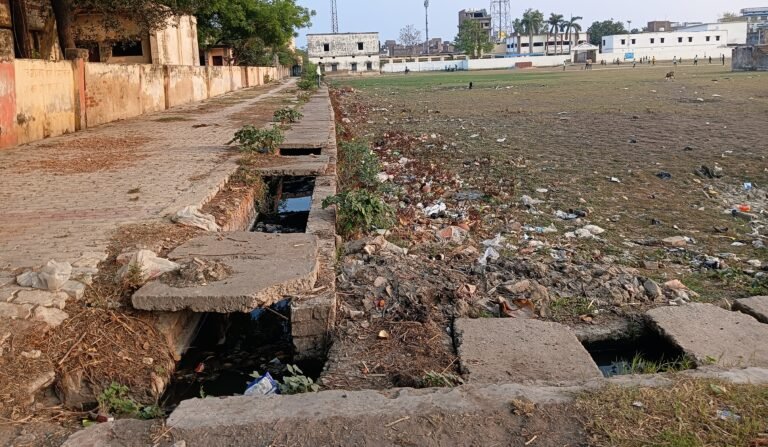 लाखों रूपये खर्च करके बनाया गया नाला टूटने से समस्या
