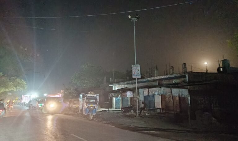 सकलडीहा में सांसद विधायक निधि से लगा हाईमास्ट बना शोपीश