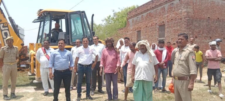 बिसापुर में खेल मैदान से तहसील प्रशासन ने हटायाअवैध अतिक्रमण