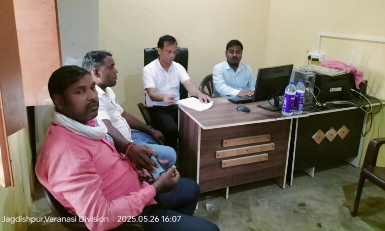 पंचायत सहायक को हटाने और सफाई कर्मी को वेतन रोकने की कार्रवाई