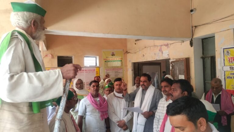 गंदा नाला की सफाई को लेकर किसानों ने किया विरोध प्रदर्शन