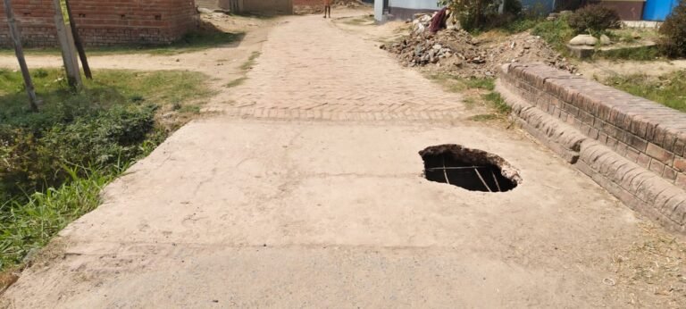 नोनार गांव की धसी पुलिया धसी दुर्घटना को दे रहा दावत