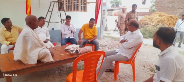 शहीद पुलिस जवान दुर्गेश सिंह के गांव में दूसरे दिन भी नही जले चुल्हे