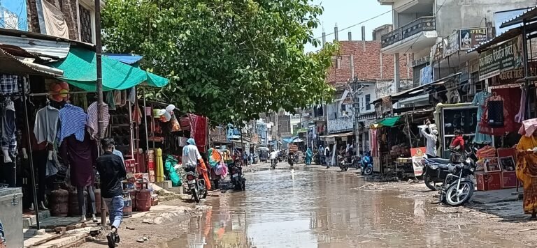 सकलडीहा इंटर कॉलेज गेट के सामने झील में तब्दील हुई सड़क