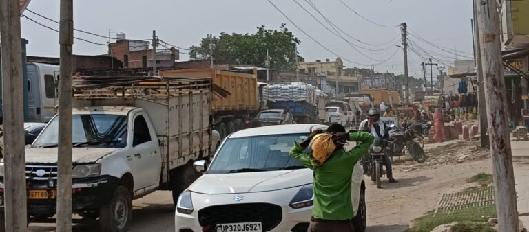 पुलिया और सड़क निर्माण के कारण सकलडीहा में लगा भीषण जाम
