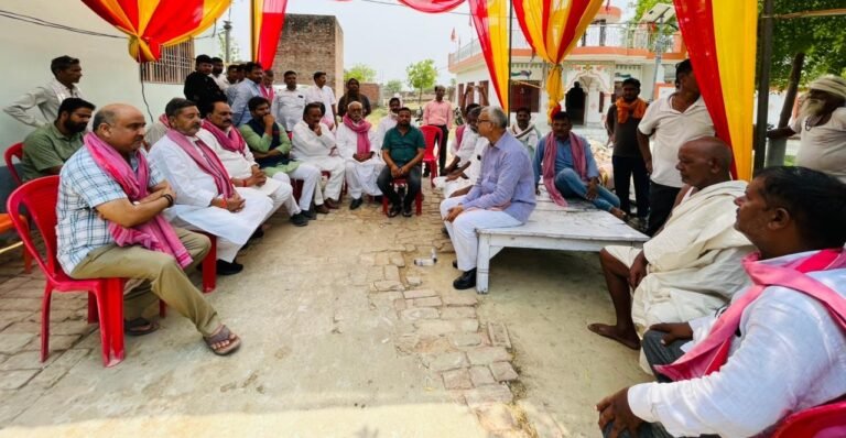 शहीद पुलिसकर्मी के गांव पहुंचे सपा सांसद और विधायक