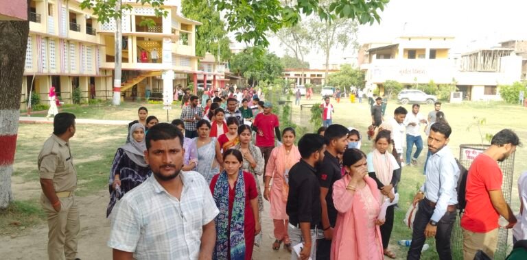 बीएड की परीक्षा को लेकर सुबह से तैनात रही पुलिस और पीएससी