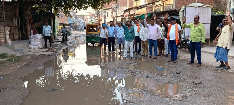 सकलडीहा इंटर कॉलेज गेट के सामने बार बार जलभरॅाव को लेकर प्रदर्शन