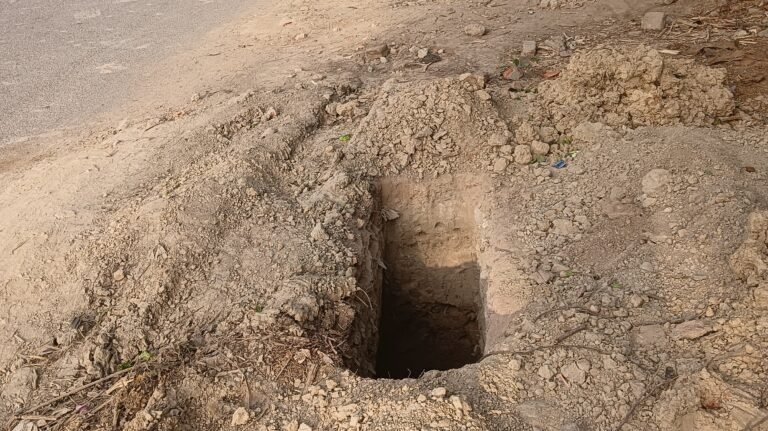 मोबाईल कंपनी की ओर से खोदा गया गडढा दुर्घटना को दे रहा दावत