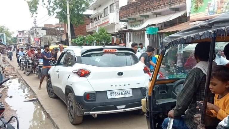 चतुर्भुजपुर कस्बा में जाम से राहगीरों को हो रही परेशानी