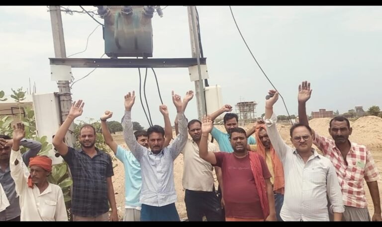 ट्रांसफार्मर की क्षमता वृद्धी नहीं होने पर ग्रामीणों ने किया प्रदर्शन