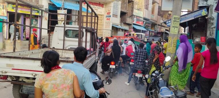 फोरलेन सड़क निर्माण के कारण सकलडीहा में लग रहा जाम