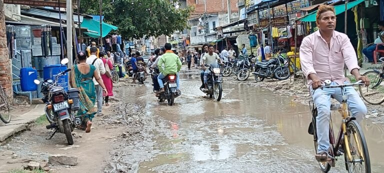 सड़क पर जलभरॉव और सड़क निर्माण को लेकर धरना प्रदर्शन आज