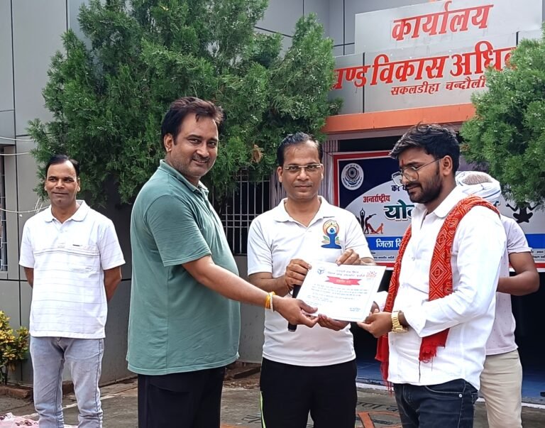 फेमिली आईडी बनाने पर पंचायत सहायकों को किया गया पुरस्कृत