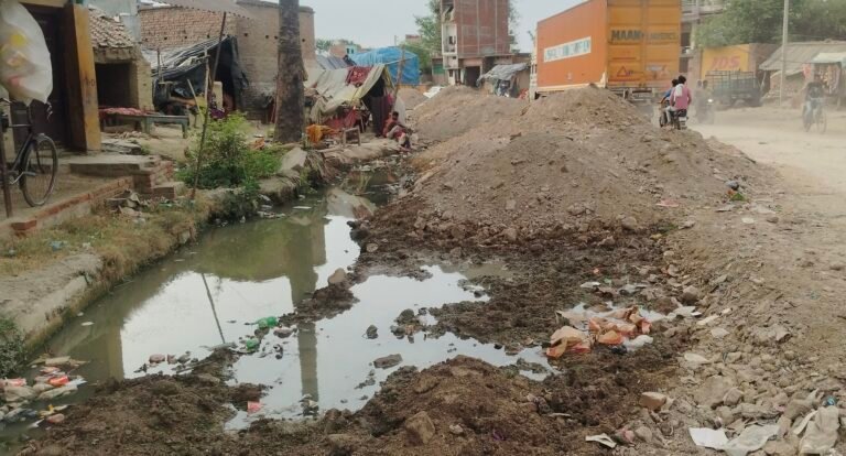 सकलडीहा में पेयजल के लिये हाहाकार बूंद बूंद के लिये तरहे ग्रामीण