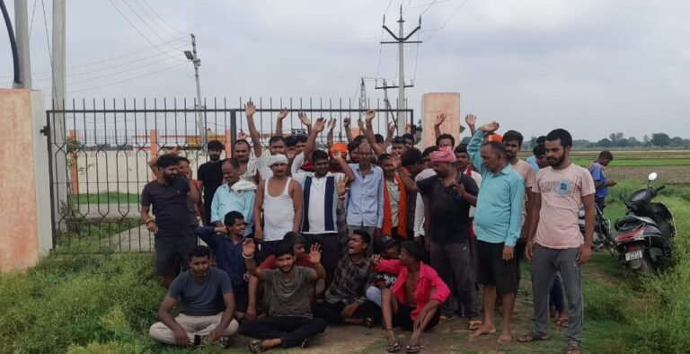 जला ट्रासफार्मर न बदले जाने पर ग्रामीणो का प्रदर्शन