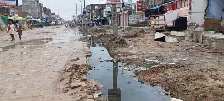 टिमिलपुर,नागेपुर के मुख्य मार्ग पर बह रहा नाबदान का पानी