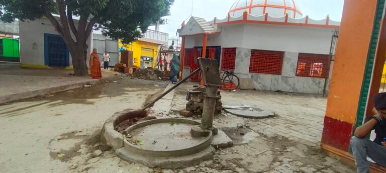 प्राचीन शिव मंदिर के हैंडपंप के हुवा मरम्मत श्रद्धालुओं में खुशी
