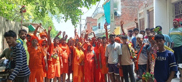 सकलडीहा से डाक बंम सहित कावरियों का जत्था बोल बंम रवाना