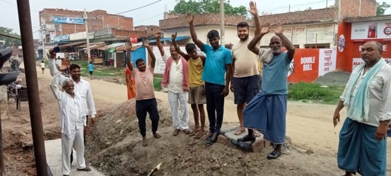 गुणवत्तापूर्ण ढक्कन निर्माण नहीं होने पर ग्रामीणों का प्रदर्शन