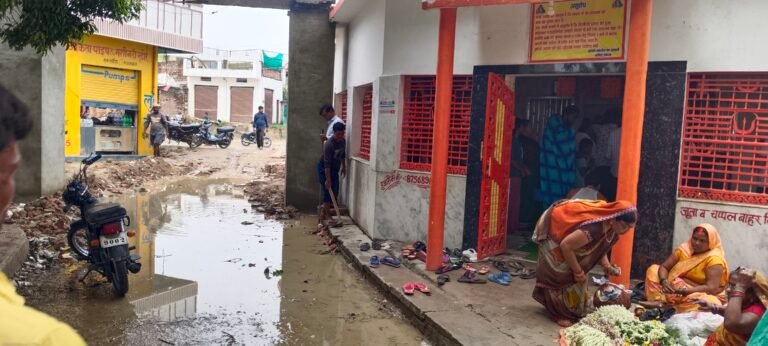 महेश्वर मंदिर मार्ग पर दुर्व्यवस्था से ग्रामीण और भक्तों में आक्रोश
