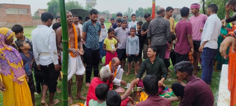 वार्षिक गांव के डीह पूजन में भक्तों ने जमकर लगाया जयकारा