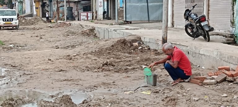 नाला निर्माण के दौरान टूटी कई उपभोक्ताओं का पेयजल कनेक्शन