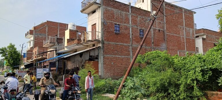 बिजली पोल पर चढ़ते समय लटका बिजली का पोल हड़कंप