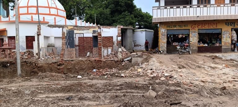 मंदिर मार्ग पर दुर्व्यवस्था से ग्रामीण और भक्तों में आक्रोश