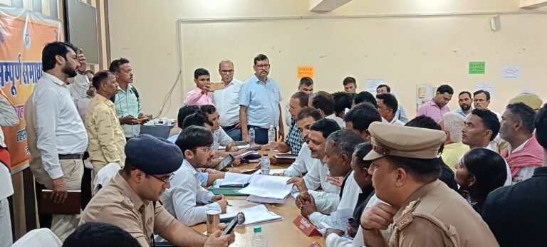 शिकायत पर कानूनगों और लेखपाल को लगायी फटकार