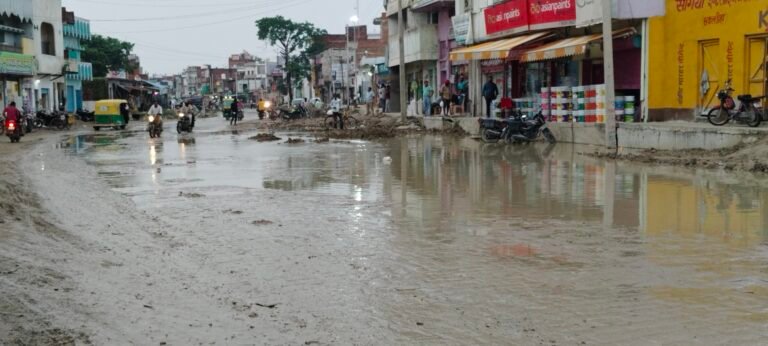 जल निगम की पाइप टूटने से बर्बाद हो रहे हजारों लीटर पेयजल