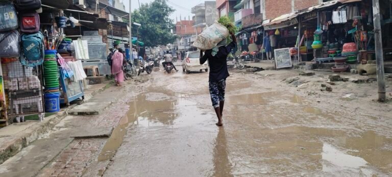 स्टेशन जाने वाली मार्ग पर जलभरॉव से नही मिल रहा निजात