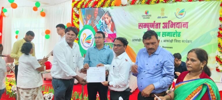 नीति आयोग के नोडल अधिकारी ने शिक्षक को किया सम्मानित