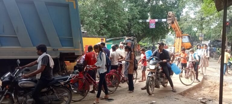 ओवर लोड वाहन का चक्का उतरने से घंटों आवागमन प्रभावित