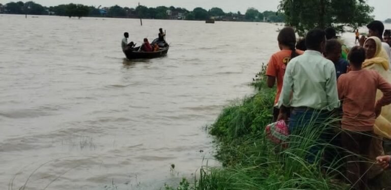 बाढ़ प्रभावितों के लिये तीस नावों का संचालन हुआ शुरू